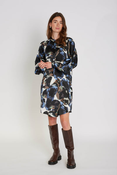 PBOAgnes silkekjole - Abstract blue